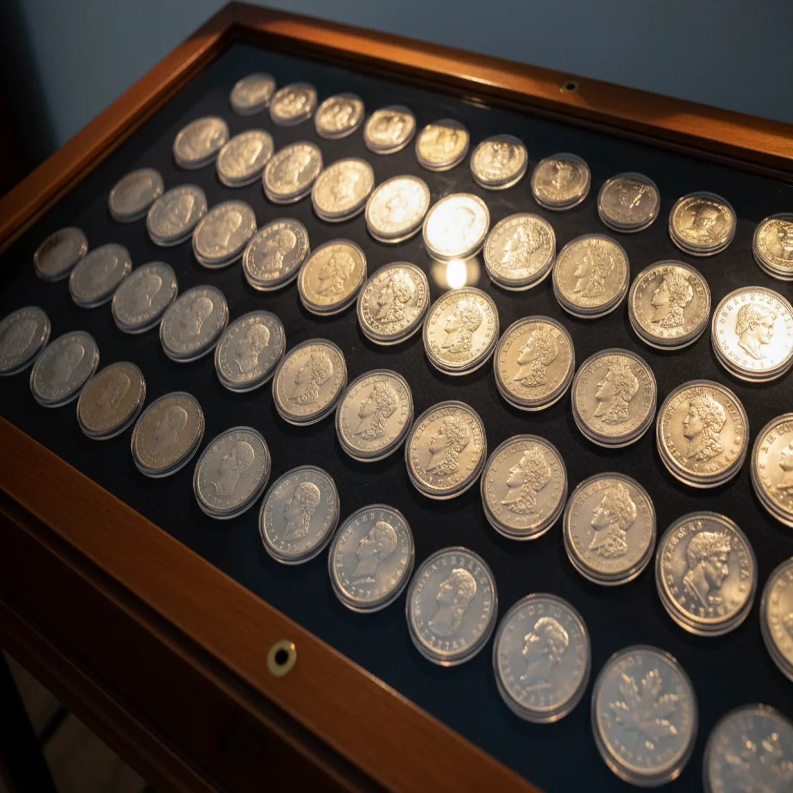 Coins and banknotes arranged around a thematic compass